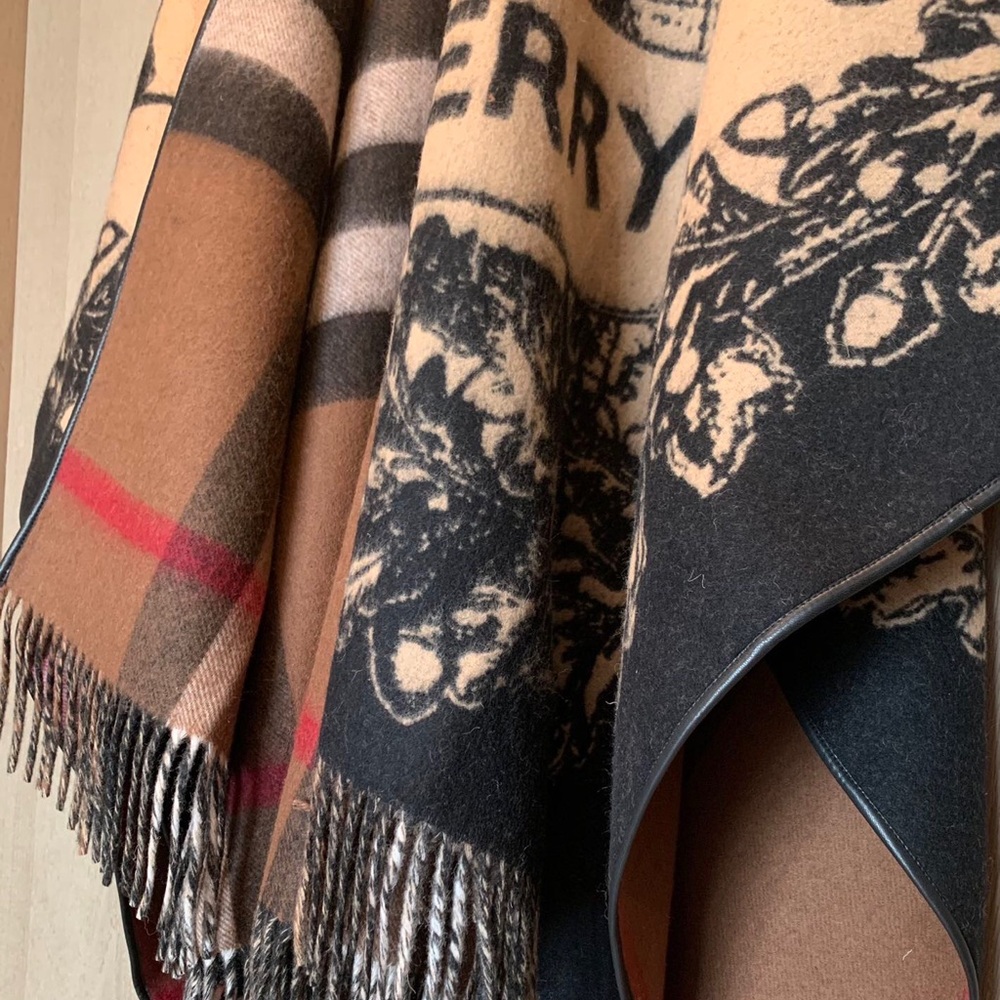 Burberry's latest double-sided jacquard cape for knights and horses - Picture 5 of 8